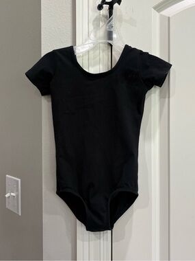 Stelle black short sleeve leotard size 110 4t/5 GUC Small spot on front